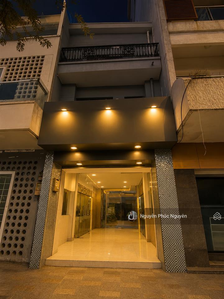 Cho thuê nhà mt 117 lê thánh tôn, phường bến thành, quận 1, dt 4.2x17.6m, trệt 2 lầu, giá 110 triệu