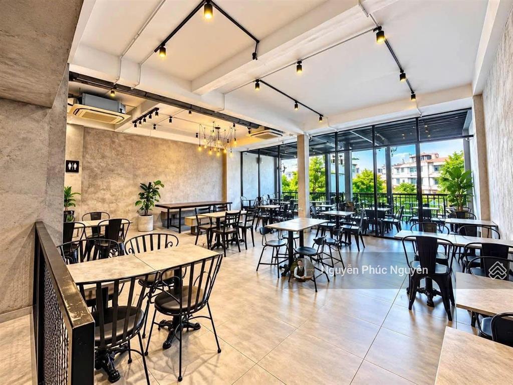 Cho thuê nhà mt nguyễn gia trí qbt 8x20m trệt 3 lầu, giá 180tr