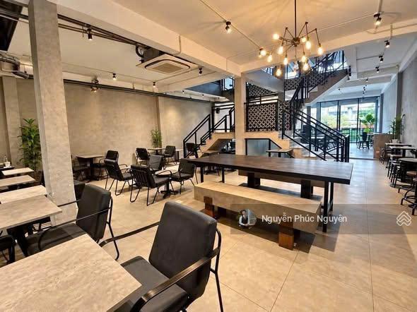Cho thuê nhà mt nguyễn gia trí qbt 8x20m trệt 3 lầu, giá 180tr