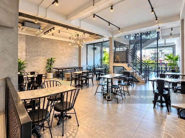 Cho thuê nhà mt nguyễn gia trí qbt 8x20m trệt 3 lầu, giá 180tr