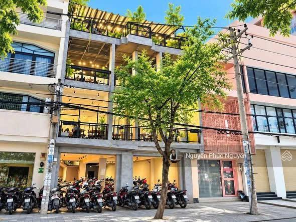 Cho thuê nhà mt nguyễn gia trí qbt 8x20m trệt 3 lầu, giá 180tr