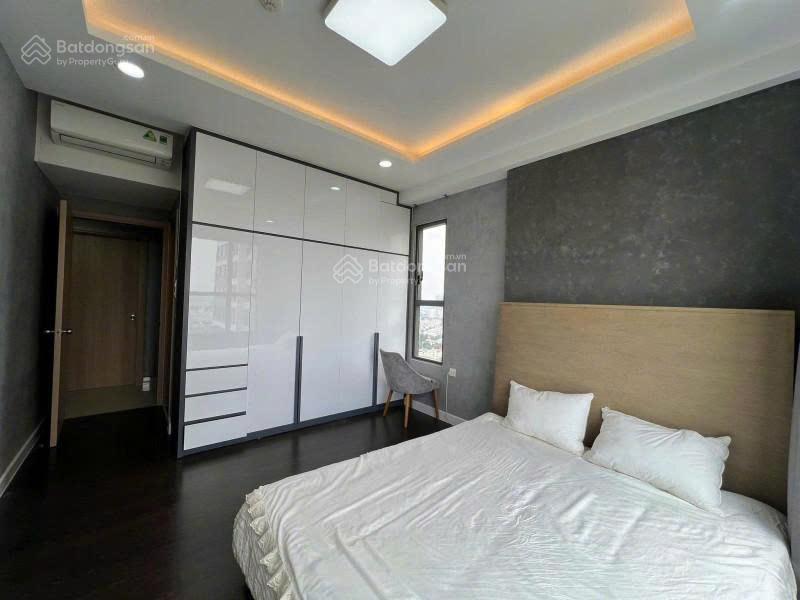 Chính chủ gửi bán căn hộ 96m2 tầng cao view sông tháp trung tầm giá 9.5 tỷ all in