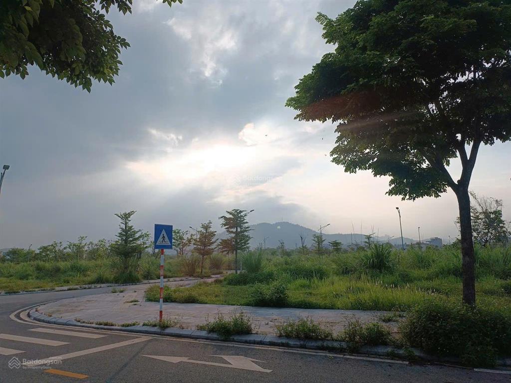Chính chủ cần bán lô liền kề cạnh vườn hoa công viên dự án thị trấn lương sơn, giá 2.x tỷ