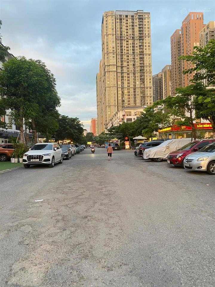 Cho thuê lk hoàng thành villas  mỗ lao. dt 150m2, 5 tầng, mt 7m, pccc chuẩn, thang máy, điều hòa