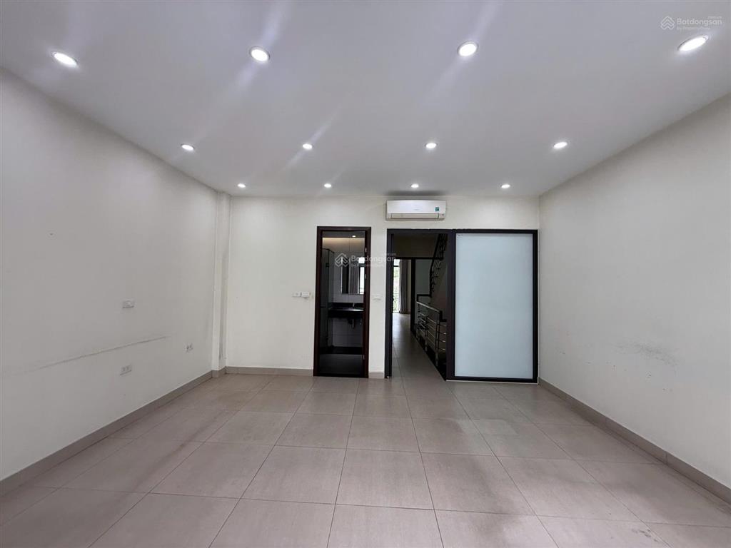 Cho thuê nhà xuân la  giáp võ chí công. dt 100m², 5 tầng, mt 6m. phù hợp các mô hình. giá tốt