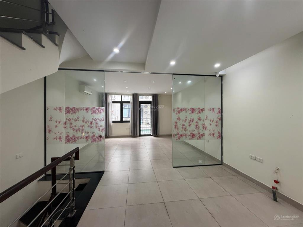 Cho thuê nhà xuân la  giáp võ chí công. dt 100m², 5 tầng, mt 6m. phù hợp các mô hình. giá tốt