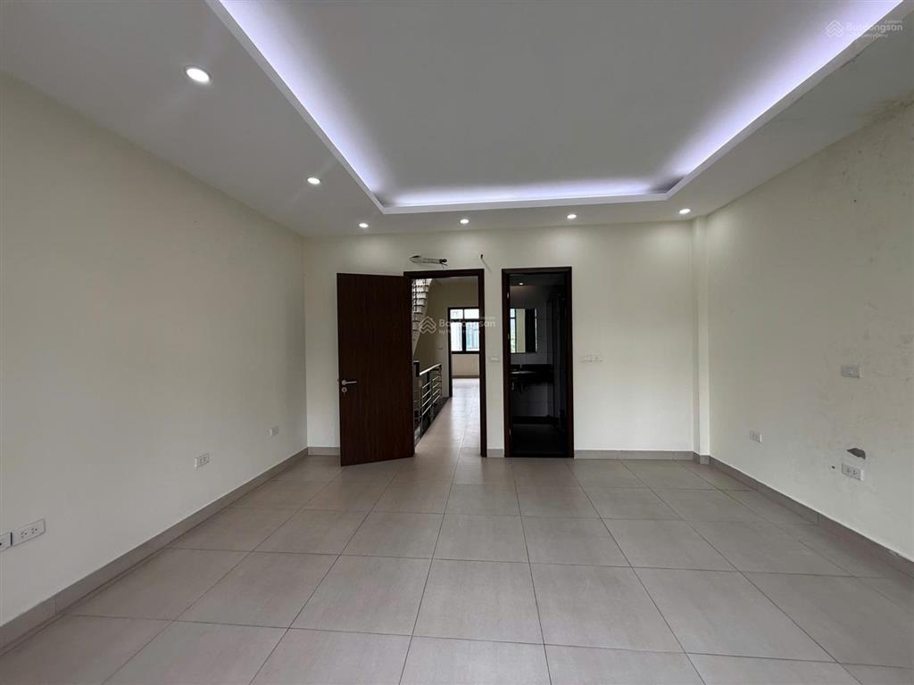 Cho thuê nhà xuân la  giáp võ chí công. dt 100m², 5 tầng, mt 6m. phù hợp các mô hình. giá tốt