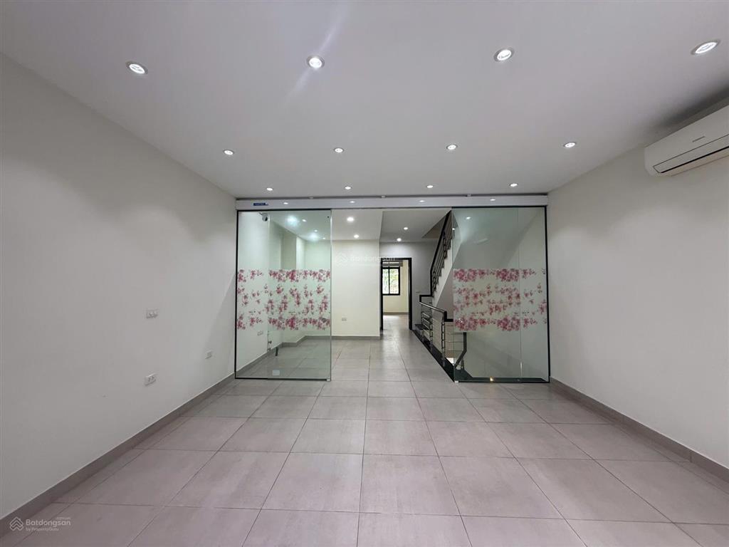 Cho thuê nhà xuân la  giáp võ chí công. dt 100m², 5 tầng, mt 6m. phù hợp các mô hình. giá tốt