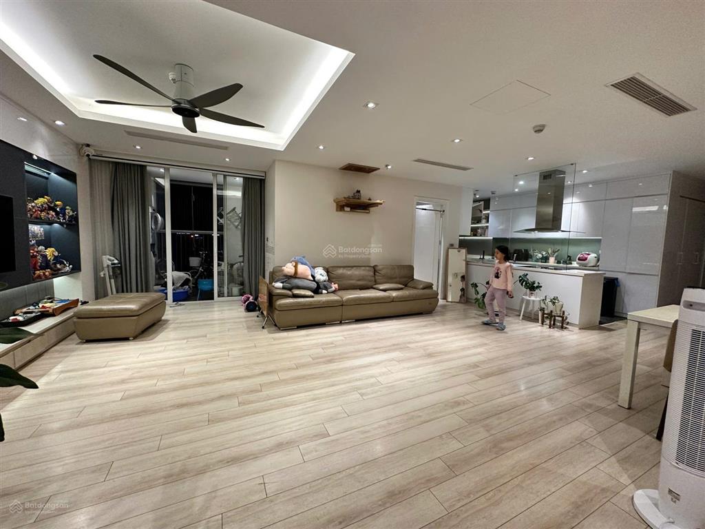 Nhà tôi cần bán căn hộ dt 163m, 4pn, 3vs, căn góc 3 ban công. tòa ct1a10 nguyễn chánh. ảnh thật