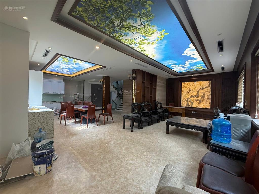 Cho thuê bt lô góc kđt nam cường  hoàng quốc việt. dt 220m2, 4 tầng 1 hầm, thang máy. giá rẻ