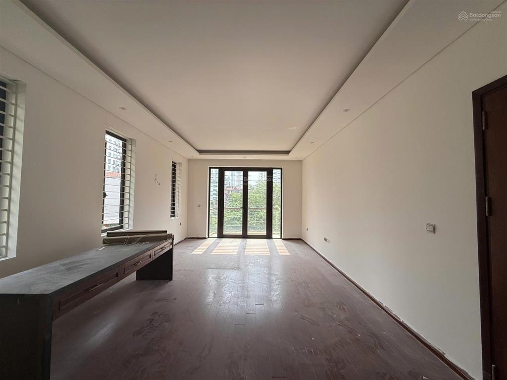 Cho thuê bt lô góc kđt nam cường  hoàng quốc việt. dt 220m2, 4 tầng 1 hầm, thang máy. giá rẻ