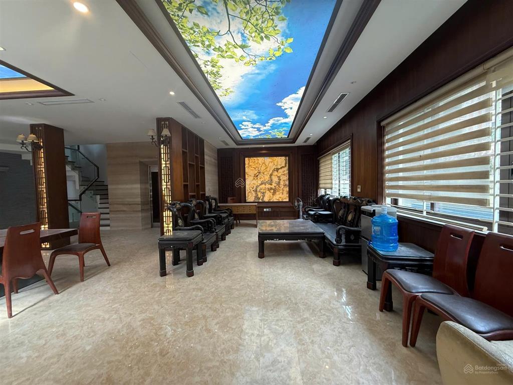 Cho thuê bt lô góc kđt nam cường  hoàng quốc việt. dt 220m2, 4 tầng 1 hầm, thang máy. giá rẻ