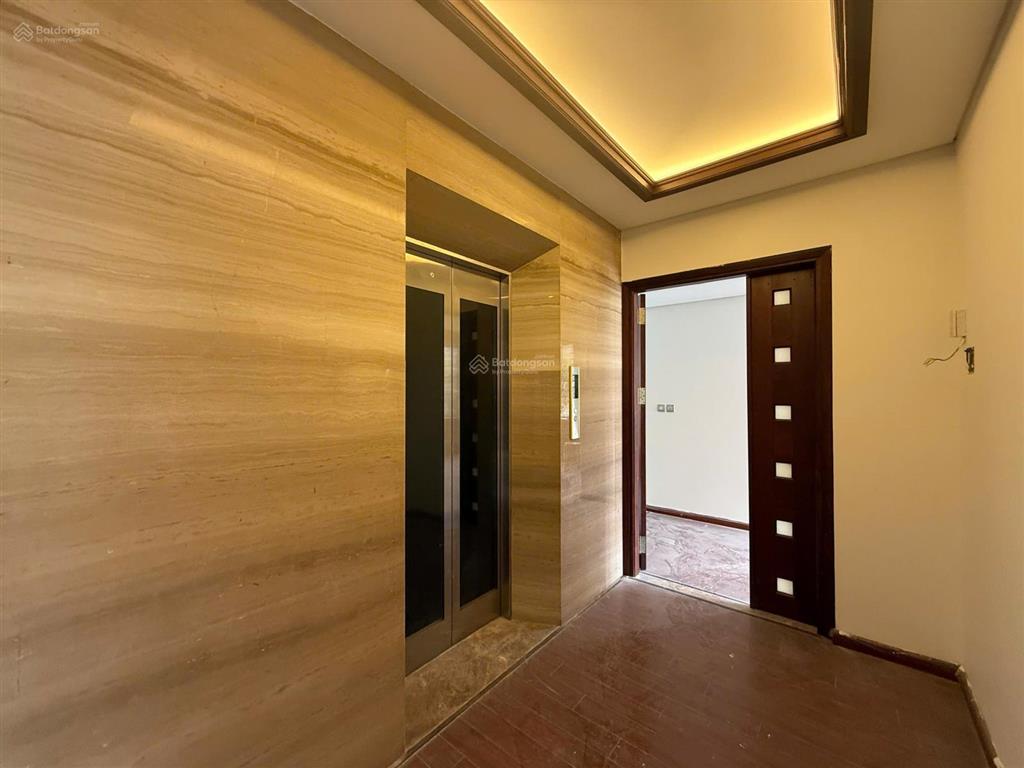 Cho thuê bt lô góc cực đẹp hoàng quốc việt  nghĩa đô. dt 220m2, 4 tầng 1 hầm, thang máy. giá rẻ