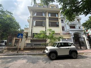 Cho thuê bt lô góc cực đẹp hoàng quốc việt  nghĩa đô. dt 220m2, 4 tầng 1 hầm, thang máy. giá rẻ
