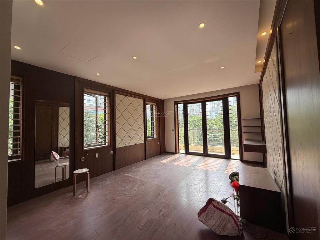 Cho thuê bt lô góc cực đẹp hoàng quốc việt  nghĩa đô. dt 220m2, 4 tầng 1 hầm, thang máy. giá rẻ