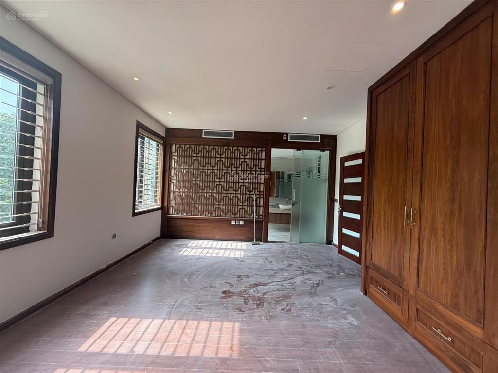 Cho thuê bt lô góc cực đẹp hoàng quốc việt  nghĩa đô. dt 220m2, 4 tầng 1 hầm, thang máy. giá rẻ
