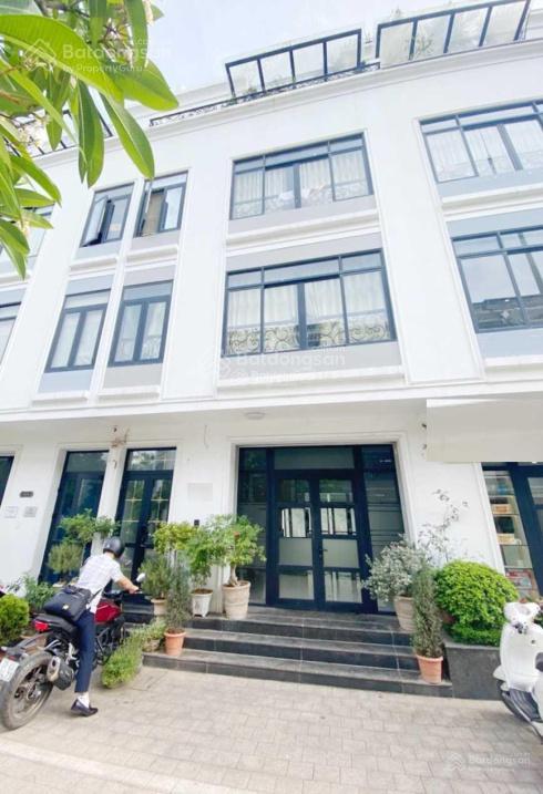 Cho thuê lk vinhomes hàm nghi  mỹ đình. dt 96m2, 5 tầng thông sàn, thang máy. kinh doanh tốt