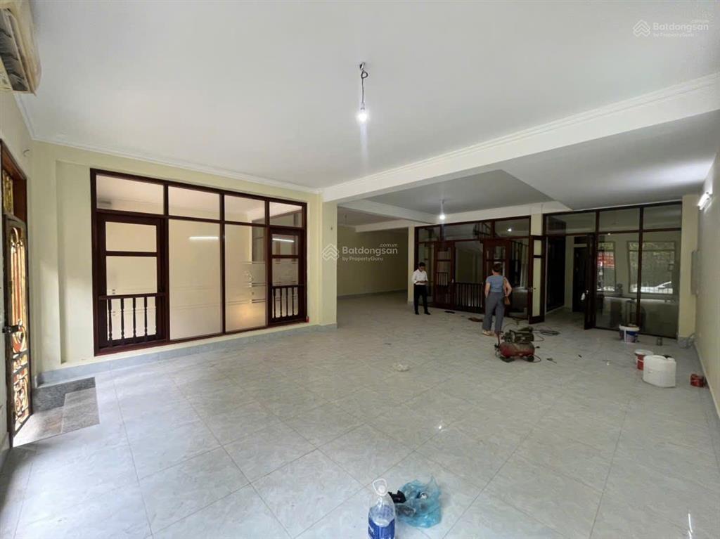 Cho thuê nhà ngã tư tố hữu  vạn phúc. dt 165m2, 4 tầng 1 hầm. ô tô đỗ cửa. phù hợp các mô hình