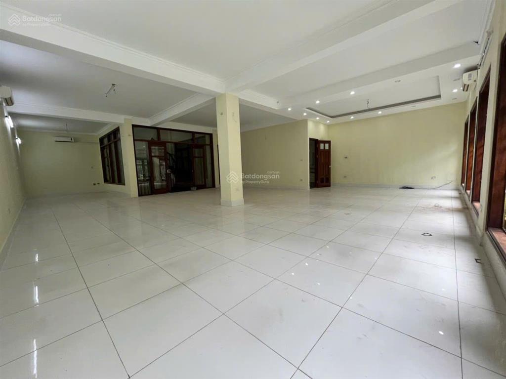 Cho thuê nhà ngã tư tố hữu  vạn phúc. dt 165m2, 4 tầng 1 hầm. ô tô đỗ cửa. phù hợp các mô hình