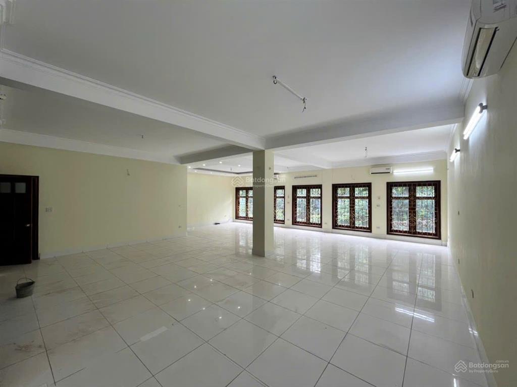 Cho thuê nhà ngã tư tố hữu  vạn phúc. dt 165m2, 4 tầng 1 hầm. ô tô đỗ cửa. phù hợp các mô hình