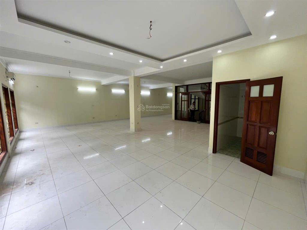 Cho thuê nhà ngã tư tố hữu  vạn phúc. dt 165m2, 4 tầng 1 hầm. ô tô đỗ cửa. phù hợp các mô hình