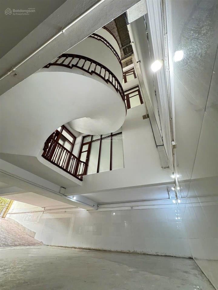 Cho thuê nhà ngã tư tố hữu  vạn phúc. dt 165m2, 4 tầng 1 hầm. ô tô đỗ cửa. phù hợp các mô hình