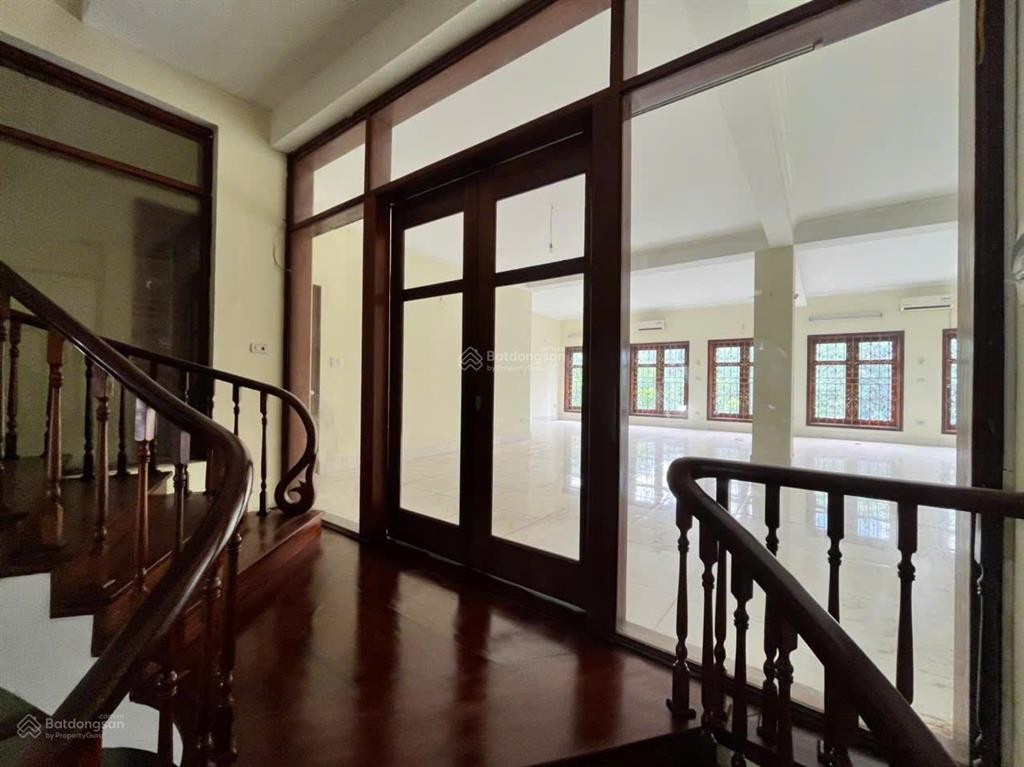 Cho thuê nhà ngã tư tố hữu  vạn phúc. dt 165m2, 4 tầng 1 hầm. ô tô đỗ cửa. phù hợp các mô hình