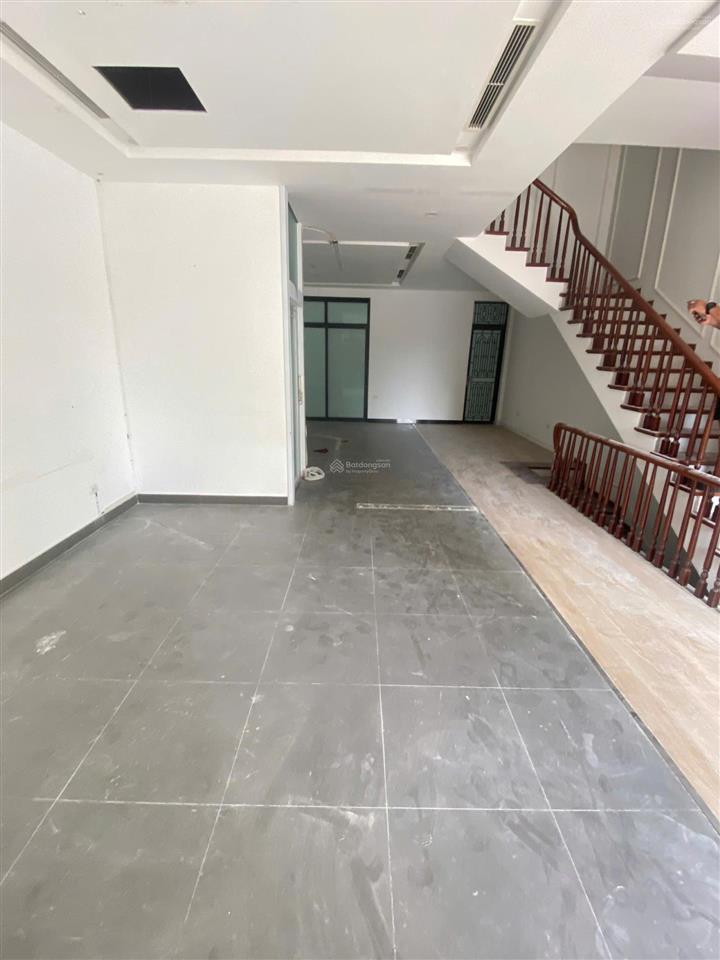 Cho thuê nhà vinhomes greenbay mễ trì. dt 95m2, mt 6.5m, 4 tầng 1 hầm, thang máy. kinh doanh+vp đẹp
