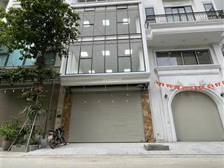 Cho thuê nhà nguyễn hoàng tôn, cạnh hồ tây. dt 100m2, 5 tầng, thang máy. phù hợp các mô hình
