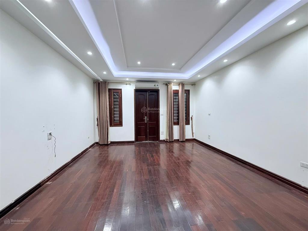 Cho thuê nhà nguyễn hoàng tôn, cạnh hồ tây. dt 100m2, 5 tầng, thang máy. phù hợp các mô hình