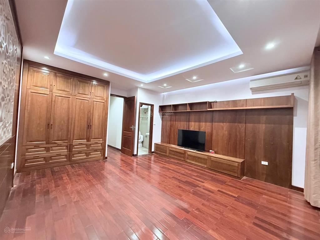 Cho thuê nhà nguyễn hoàng tôn, cạnh hồ tây. dt 100m2, 5 tầng, thang máy. phù hợp các mô hình