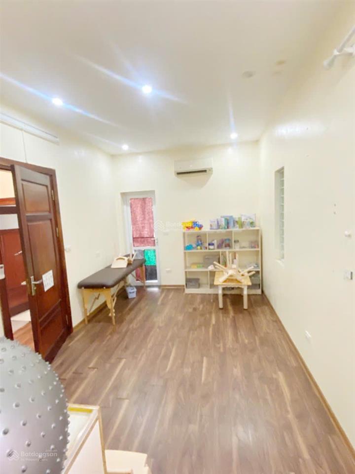 Cho thuê biệt thự làng việt kiều  nguyễn văn lộc. dt 150m2, 3 tầng, có điều hòa, giá tốt khu vực