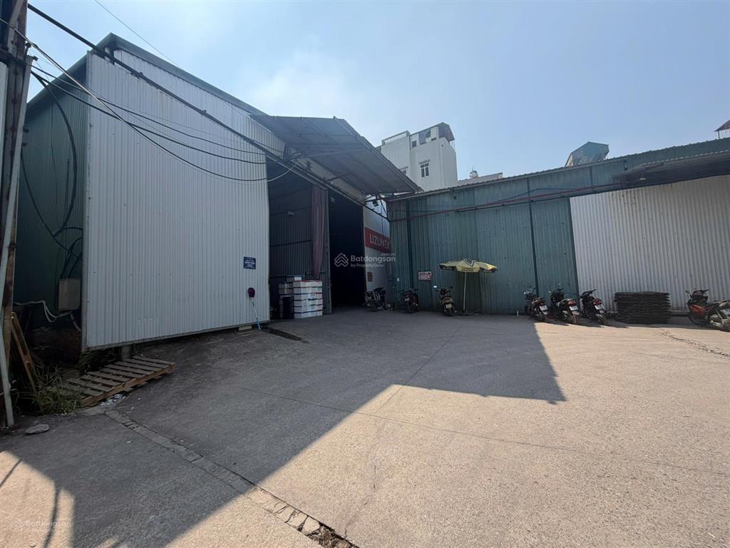 Cho thuê kho xưởng phú diễn  từ liêm. dt 900m2, xuất vat. có pccc vách tường, xe cont thoải mái