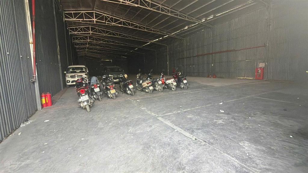 Cho thuê kho xưởng phú diễn  từ liêm. dt 900m2, xuất vat. có pccc vách tường, xe cont thoải mái