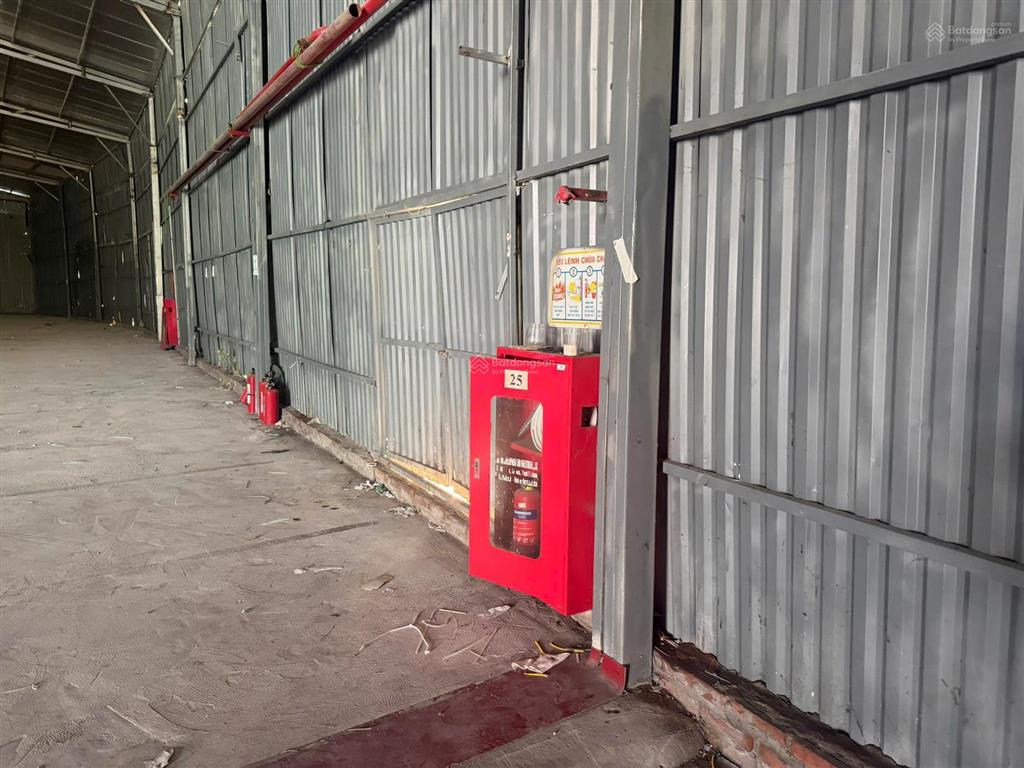 Cho thuê kho xưởng phú diễn  từ liêm. dt 900m2, xuất vat. có pccc vách tường, xe cont thoải mái