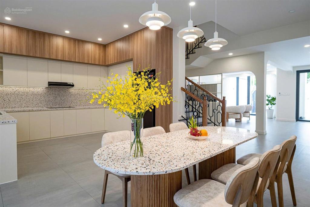 Bán căn hộ midtown, phú mỹ hưng, ô xe, lầu 12, m7, 80m², 9 tỷ.  0903 920 ***