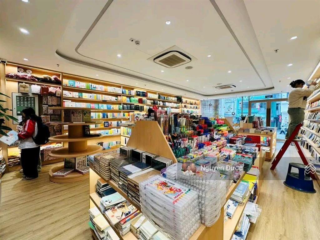 Mặt phố nguyễn chí thanh, đống đa, sát vincom, building 9 tầng, dt 115/135m, cho thuê 3 tỷ/năm
