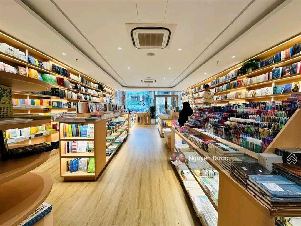 Mặt phố nguyễn chí thanh, đống đa, sát vincom, building 9 tầng, dt 115/135m, cho thuê 3 tỷ/năm