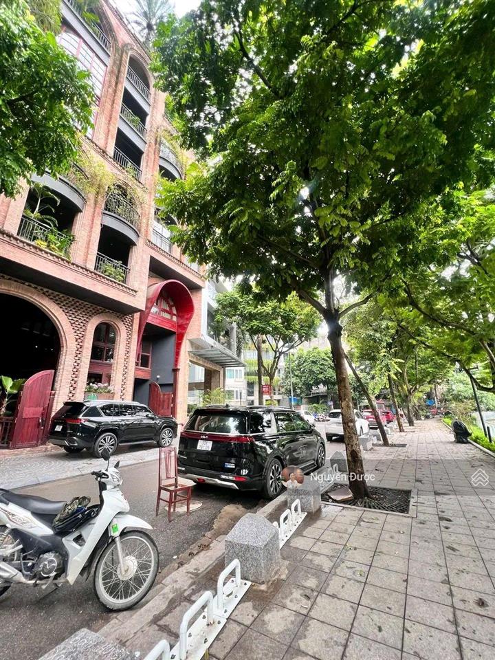 Mặt phố đống đa quận, view hồ, dt 400m, mt 14m, 10 tầng, 2 hầm, 2 thang máy, dòng tiền 7.2 tỷ/ năm