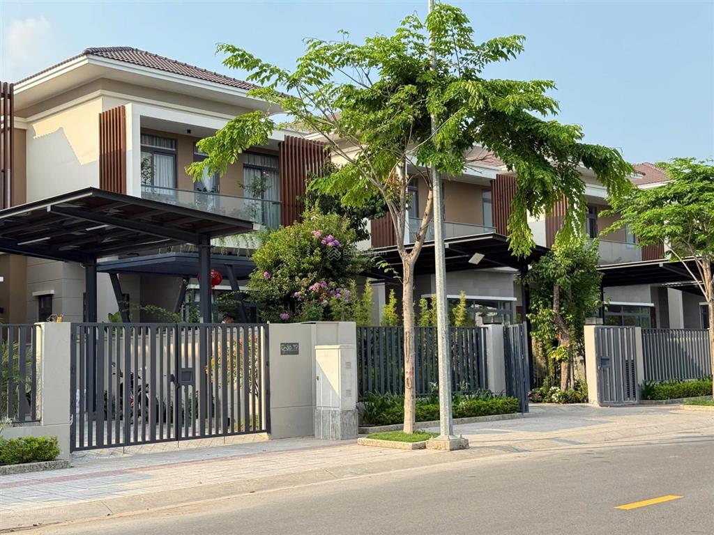 Biệt thự đơn lập siêu đẹp kđt sun casa central . cách highland vài bước chân . tiện ích đầy đủ