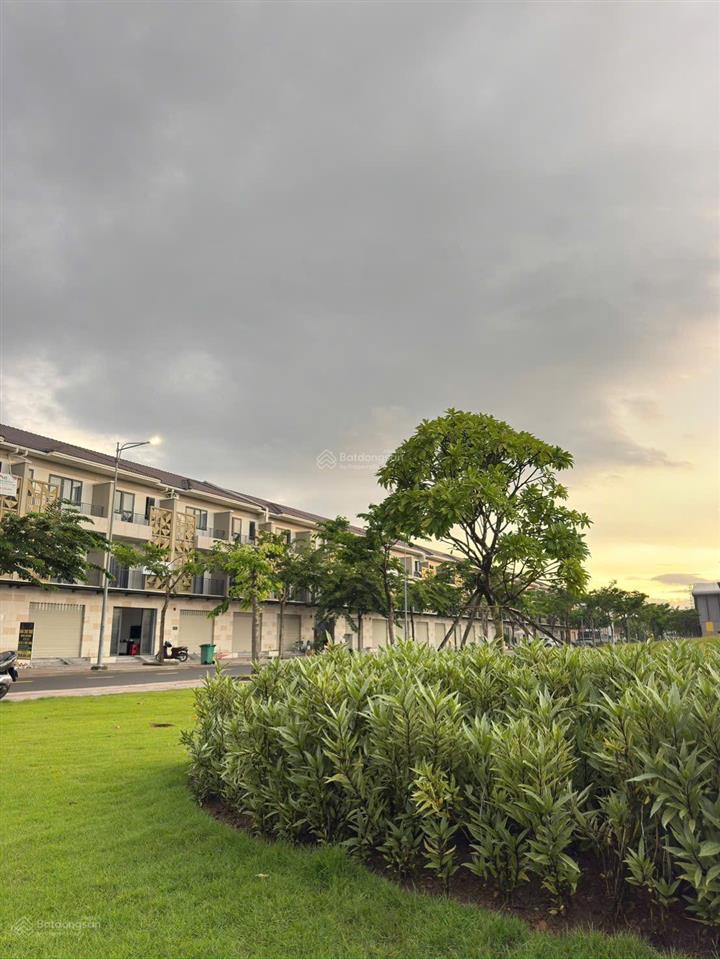 Shophouse 3 tầng giá tốt kdt sun casa central