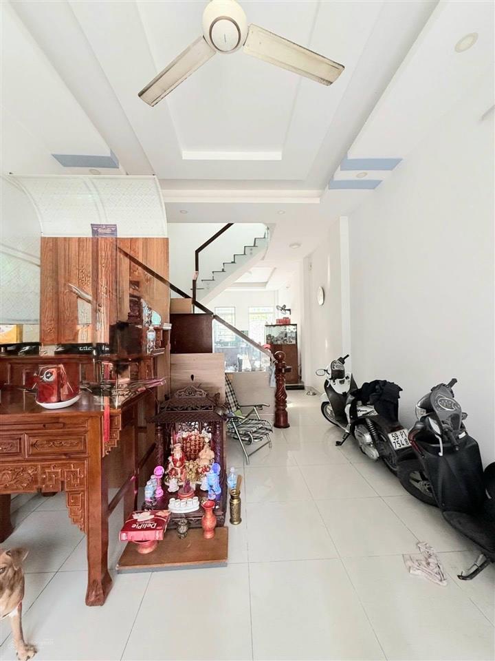 Bán nhà vị trí đẹp gần ga metro hẻm 9m thông phường 15tân bình dt 66m2 4 x 16.5 3 tầng 8.x tỷ