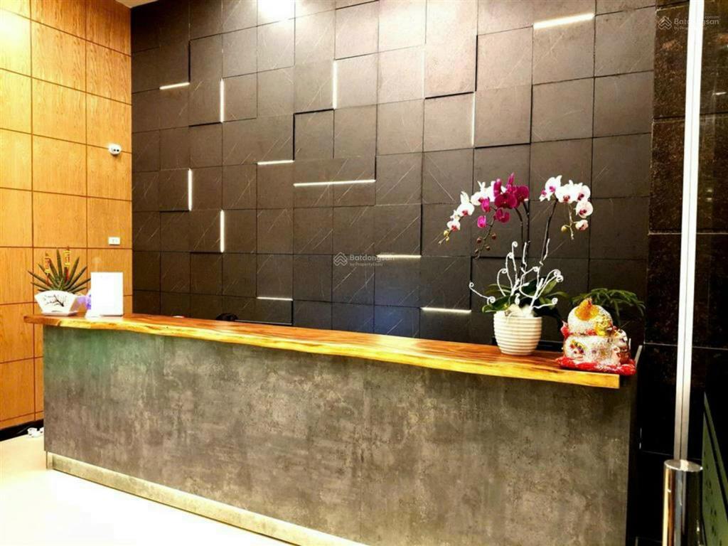 Bán ks ngay đường cửu long, p.2, tân bình. dt (12 x 25m). hầm  7tầng. hđt 550 tr/th. giá 135 tỷ