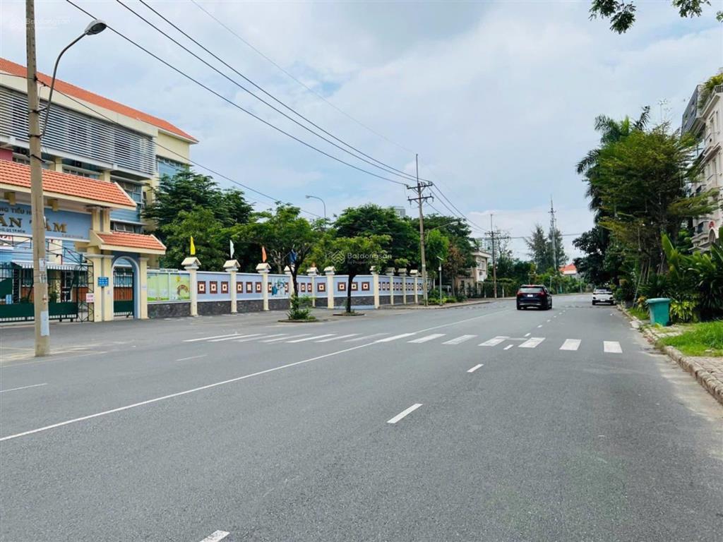 Siêu vip khách sạn góc 2mt nam viên phú mỹ hưng  quận 7. dt 15x18m. hầm 5 tầng. giá bán 110 tỷ