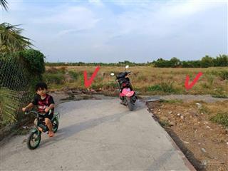 Cần bán 1000m đất nông nghiệp ngay xã phú hữu,ngay khu dân cư, xe tới đất giá 2.8ty  0906 949 ***