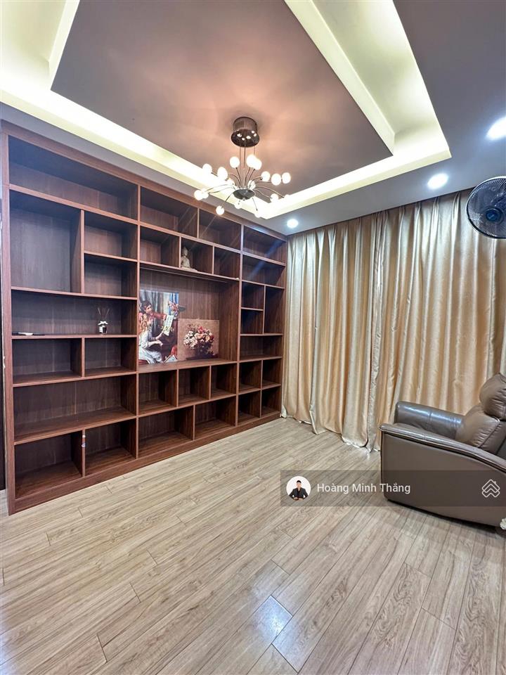 Nhà long biên, thang máy, ô tô vào nhà, cạnh sân golf, 42m2 x 6 tầng, 12 tỷ