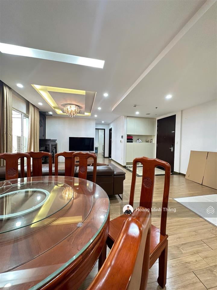 Nhà long biên, thang máy, ô tô vào nhà, cạnh sân golf, 42m2 x 6 tầng, 12 tỷ