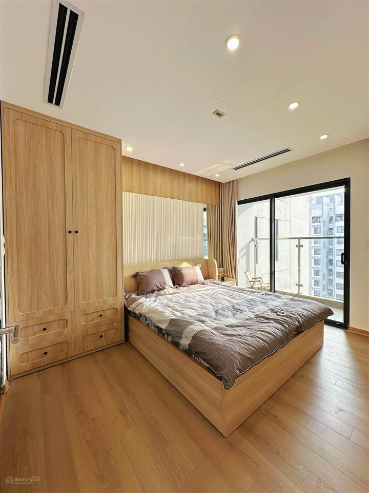 Gấp  hạ chào 2 tỷ còn 10,8 tỷ  50m2  6 tầng  thang máy  cho thuê 40tr/ tháng  ngay hồ đền lừ