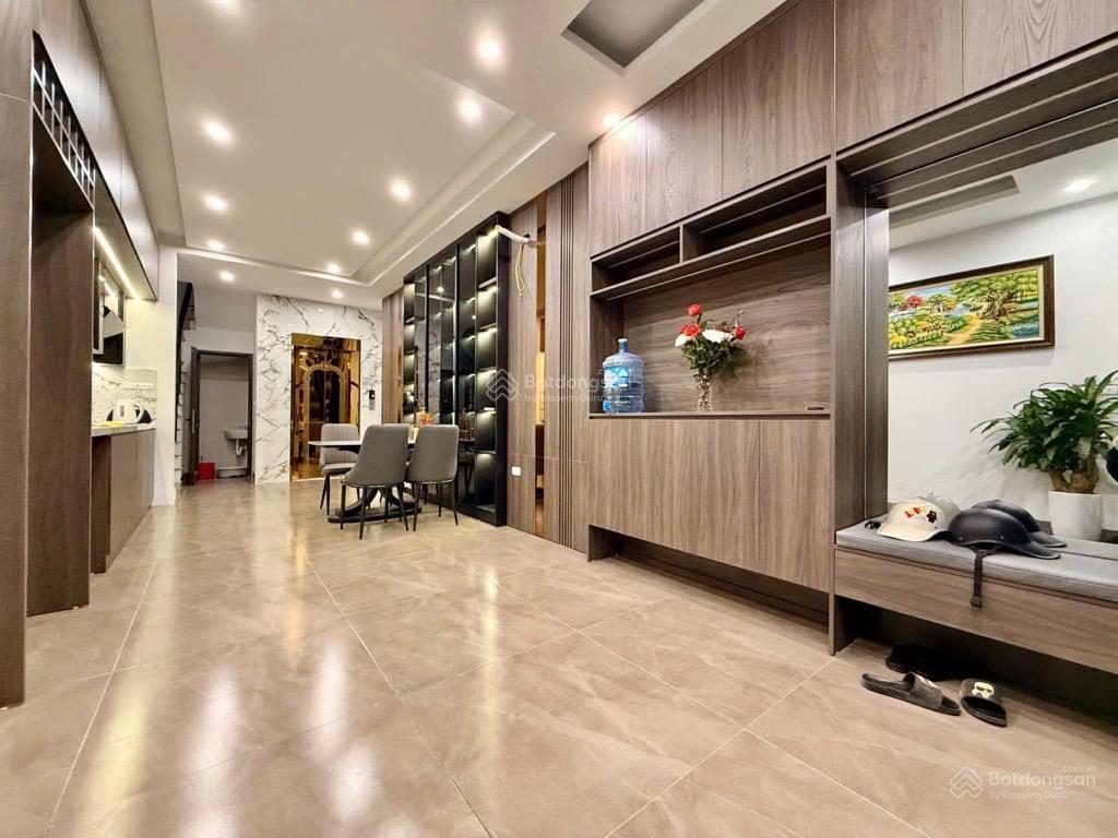 Bán nhà mới tinh phố tân mai, 40m2, 4pn, 5 tầng  thang máy  full nội thất  11.x tỷ