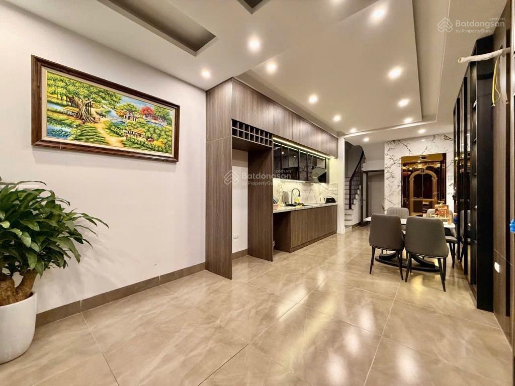 Bán nhà mới tinh phố tân mai, 40m2, 4pn, 5 tầng  thang máy  full nội thất  11.x tỷ